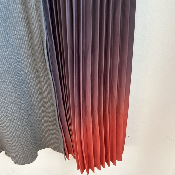 Long grey sweater dress with asymmetrical pleats NWOT - Picture 3 of 4